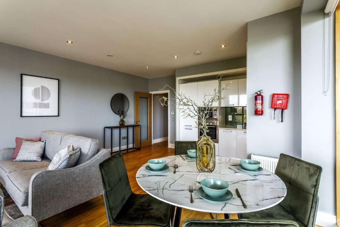 Private Room Available In Spacious High Rise Apartment With Park & City View Dublin Exterior photo